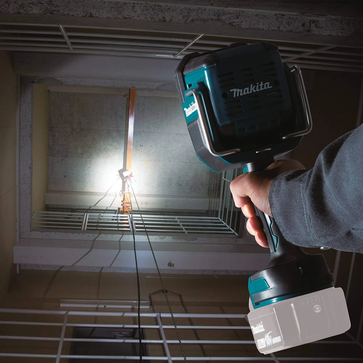 Makita DML812 18V Cordless LED Flashlight / Spotlight 4.0Ah Starter Kit - Image 3